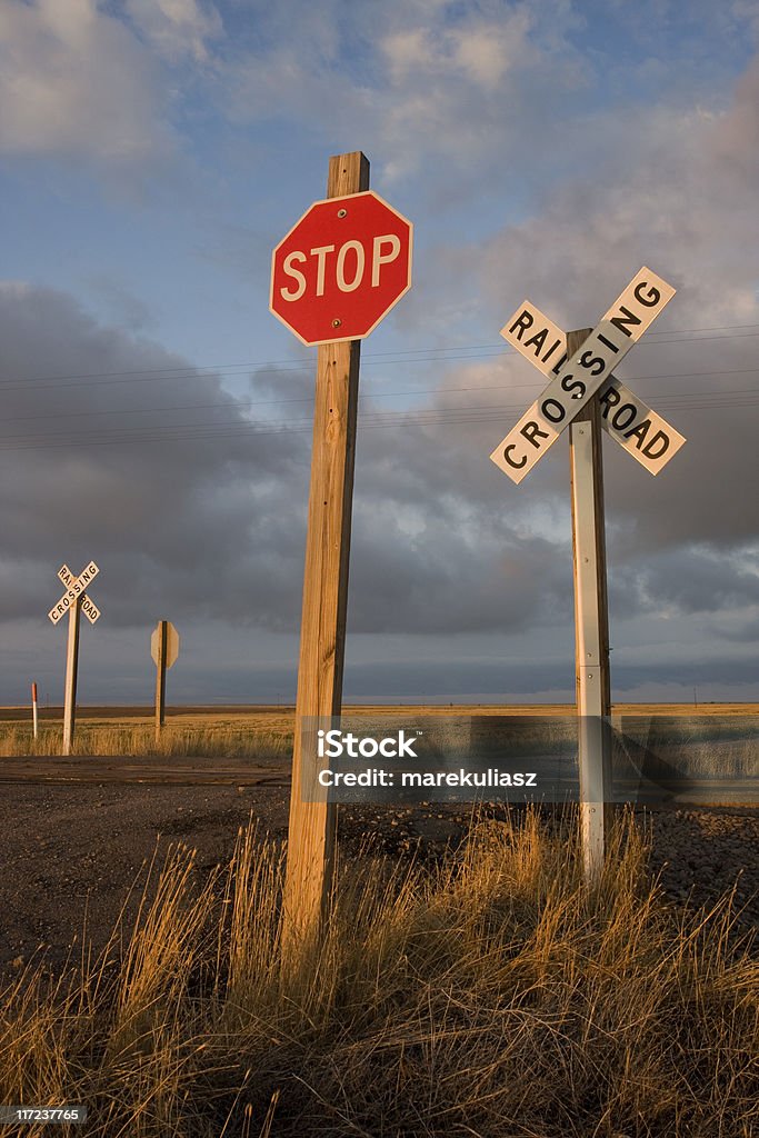 Wiejskich Przejazd kolejowy witrh Znak stop - Zbiór zdjęć royalty-free (Bez ludzi)
