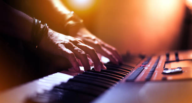 mãos do jogador do teclado no estágio - keyboard instrument - fotografias e filmes do acervo