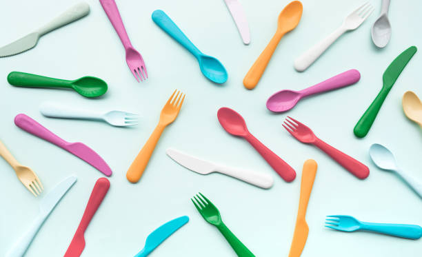 vista dall'alto del cucchiaio colorato e dell'elemento forchetta sul tavolo di colore.lay piatto - eating utensil silverware fork spoon foto e immagini stock