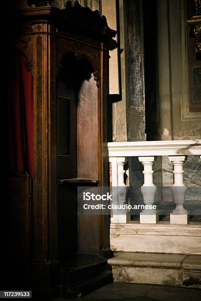Confesionario Foto de stock y más banco de imágenes de Abadía - Abadía, Amor - Sentimiento, Catolicismo