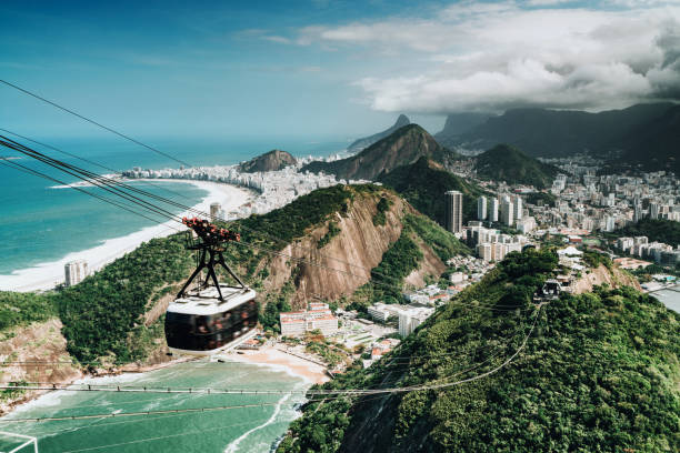 vista sobre rio de janeiro, brasil - rio de janeiro sugarloaf mountain beach urca - fotografias e filmes do acervo