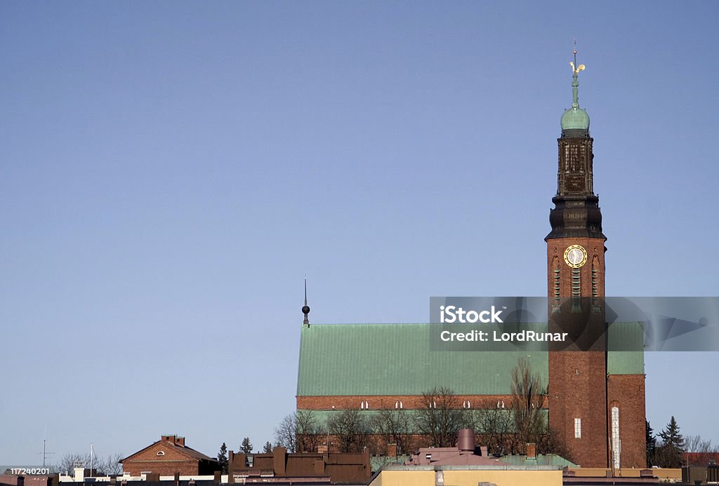 Una colina iglesia - Foto de stock de Cielo despejado libre de derechos