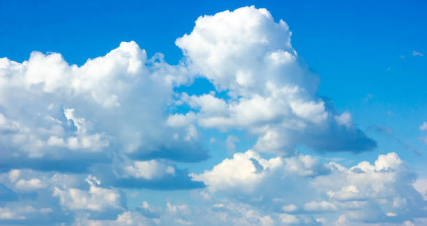 einfache schöne schöne düstere blaue himmel mit flauschigen wolken im sommer morgen ruhetag als hintergrund - storm cloud stratosphere overcast four seasons stock-fotos und bilder