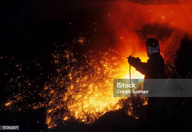 Foto de Trabalhador De Ferro e mais fotos de stock de Alumínio - Alumínio, Calor, Fábrica de Alumínio