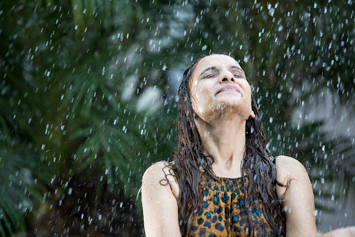 Mujer india disfrutando de la lluvia photo
