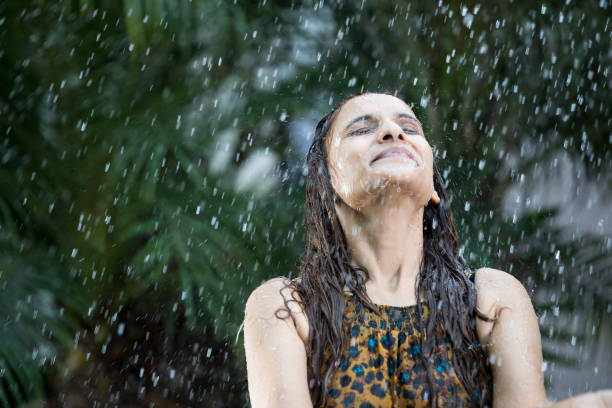 donna indiana che si gode la pioggia - monsone foto e immagini stock
