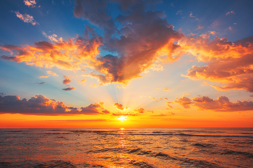 Hermosa puesta de sol sobre el mar tropical photo