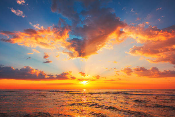 beau coucher du soleil au-dessus de la mer tropicale - coucher de soleil photos et images de collection