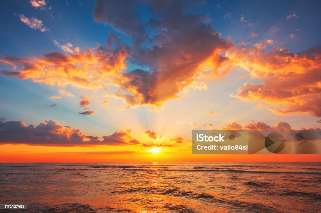 Красивый закат над тропическим морем - Стоковые фото Закат солнца роялти-фри