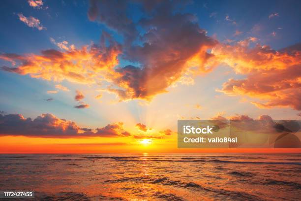 Красивый Закат Над Тропическим Морем — стоковые фотографии и другие картинки Закат солнца - Закат солнца, Море, Небо