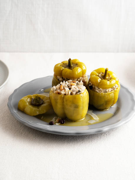 peperoni verdi ripieni, peperoni ripieni, verdure ripiene con olio d'oliva - stuffed stuffed pepper pepper bell pepper foto e immagini stock