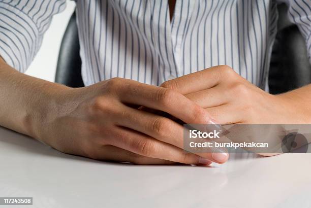 Mulher De Negócios Sentado Em Uma Mesa Com Suas Mãos Juntas - Fotografias de stock e mais imagens de 25-29 Anos
