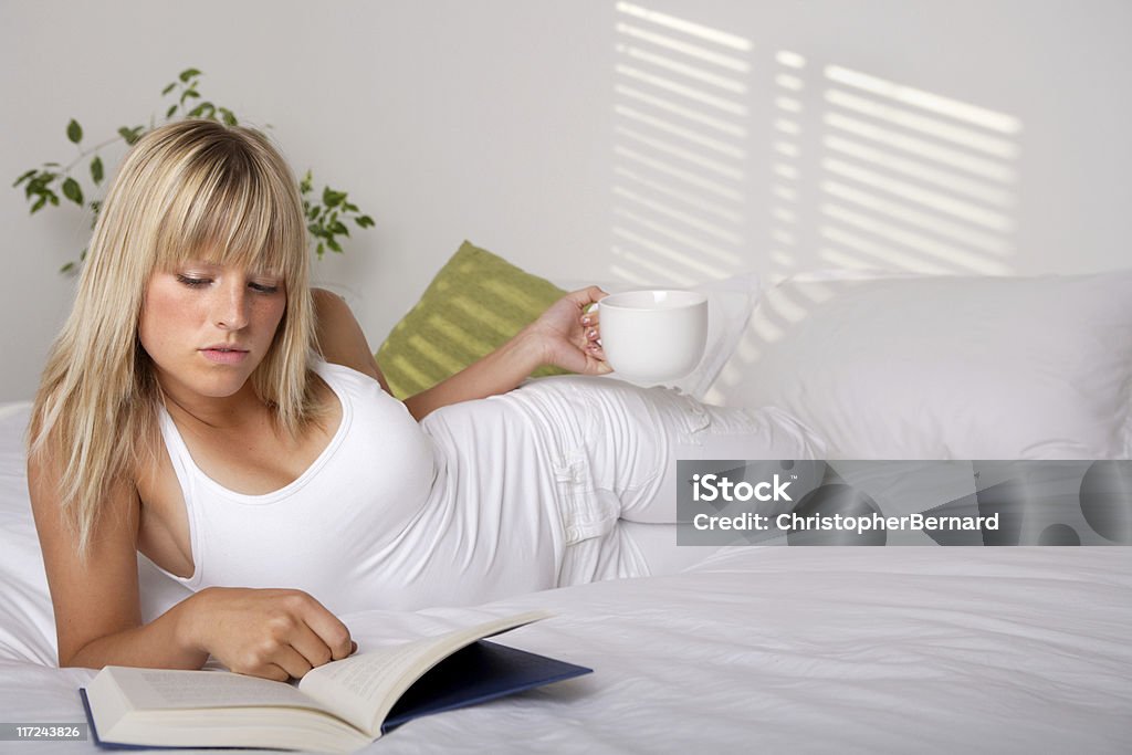 Rilassante a letto - Foto stock royalty-free di 20-24 anni