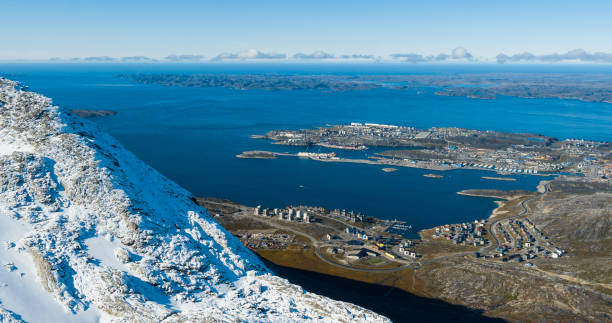 voyage du groenland dans la capitale nuuk - vue aérienne de la plus grande ville du groenland - greenland inuit house arctic photos et images de collection