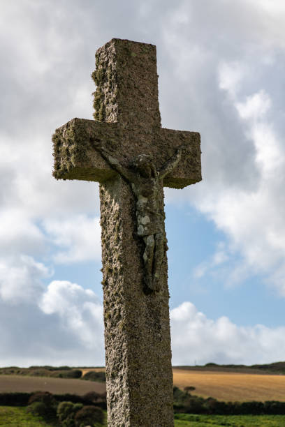 jesús en una cruz de piedra - uk cathedral cemetery day fotografías e imágenes de stock