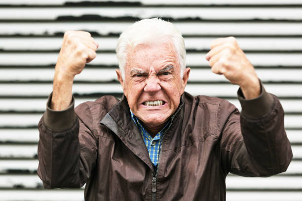 furioso anciano apreta la mandíbula, moviendo los puños - shaking fist fotografías e imágenes de stock