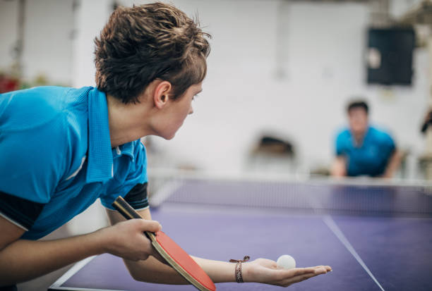 deux femmes jouant au tennis de table - tennis de table photos et images de collection