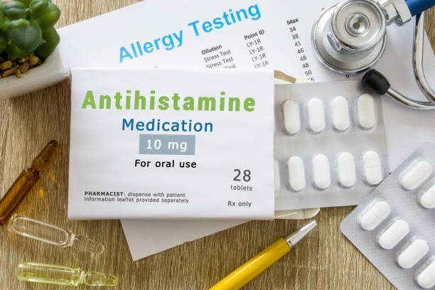 항히스타민 제 약물 또는 알레르기 약물 개념 사진. 의사 테이블에는 "항히스타민 제 약물"이라는 단어와 알레르기 및 과민증 치료를위한 알약이 들어있습니다. - fexofenadine 뉴스 사진 이미지