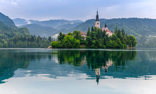 lago di bled con chiesa di santa maria - santa maria church foto e immagini stock