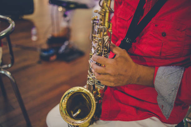 músico tocando saxofón - nightlife saxophonist human finger human hand fotografías e imágenes de stock