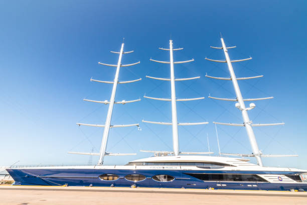 yacht super lusso black pearl ormeggiato nel porto di kotka - perla nera foto e immagini stock