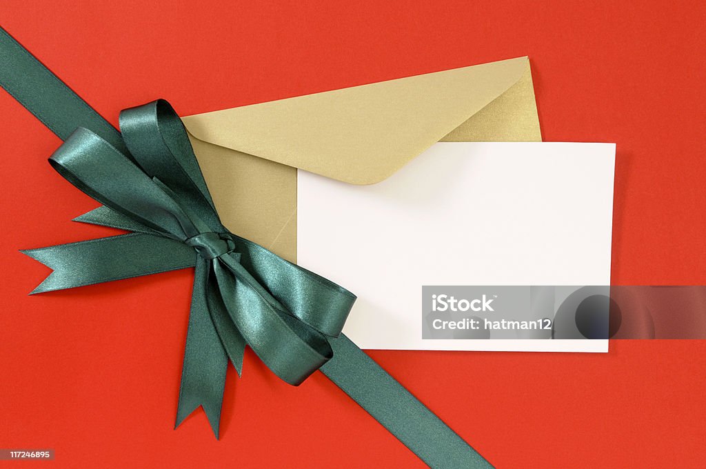 Vert cadeau avec ruban rouge et or sur papier enveloppe - Photo de Cadeau libre de droits