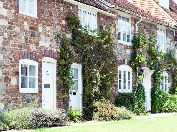 windlesham terraza de piedra de casas, inglaterra, reino unido - surrey southeast england england cottage fotografías e imágenes de stock