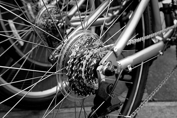 corrente de bicicleta - bicycle chain bicycle tire black and white imagens e fotografias de stock