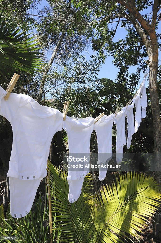 onesies en cuerda de tender la ropa - Foto de stock de Aire libre libre de derechos