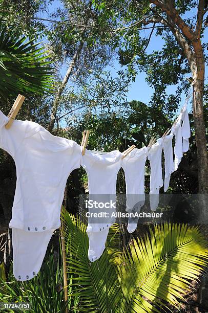 Onesies En Cuerda De Tender La Ropa Foto de stock y más banco de imágenes de Aire libre - Aire libre, Azul, Blanco - Color