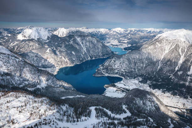 lac hallstatt - water surface european alps mountain valley photos et images de collection