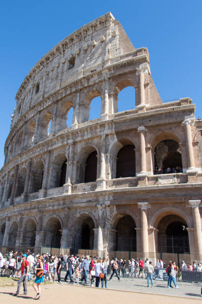 vista detalhada de colosseum com o céu azul no fundo, roma, lazio, italy. - gladiator rome italy sunlight - fotografias e filmes do acervo