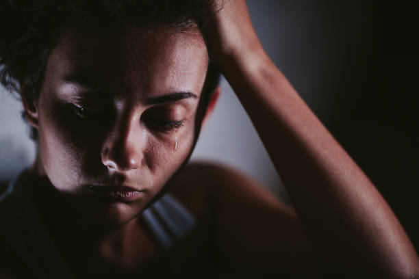 mujer indefensa deprimida sentada sola - drug abuse addiction women violence fotografías e imágenes de stock