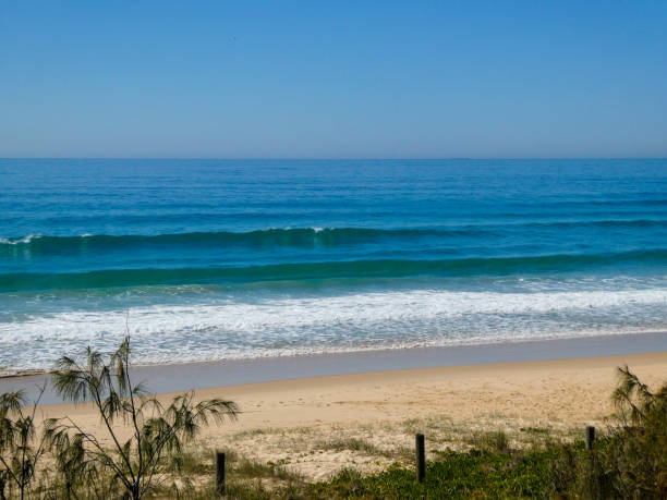 sonne funkelt auf blauem ozean an der sunshine coast, queensland, australien - coastline noosa heads australia landscape stock-fotos und bilder