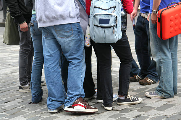 jeunes dans la rue - human leg jeans converse shoe photos et images de collection