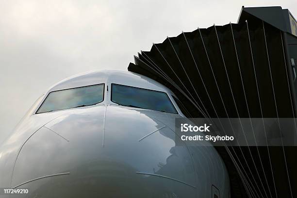 Jet На Ворота — стоковые фотографии и другие картинки Авиакосмическая промышленность - Авиакосмическая промышленность, Без людей, Воздушный транспорт
