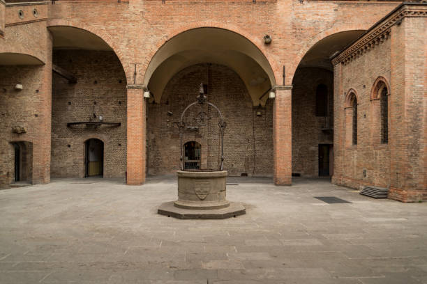 le palais du roi enzo sur la place maggiore, bologne, italie - bologna italy medieval palace photos et images de collection