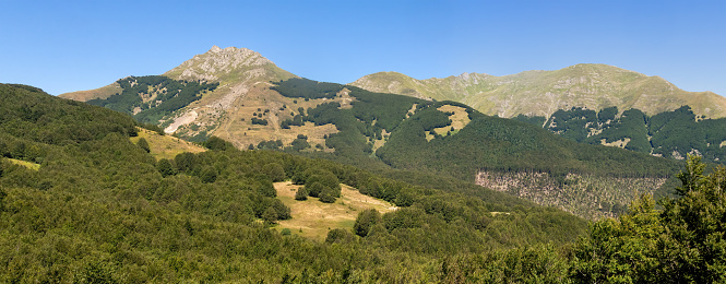 Panorama de las montañas apeninas que muestra los picos: Alpe di Succiso, Monte Alto y Monte Casarola. Cerca de Passo del Cerreto en la región de Tosco-Emiliano de Italia. photo