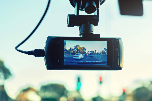 kamera na desce rozdzielczej samochodu w akcji - road trip audio zdjęcia i obrazy z banku zdjęć