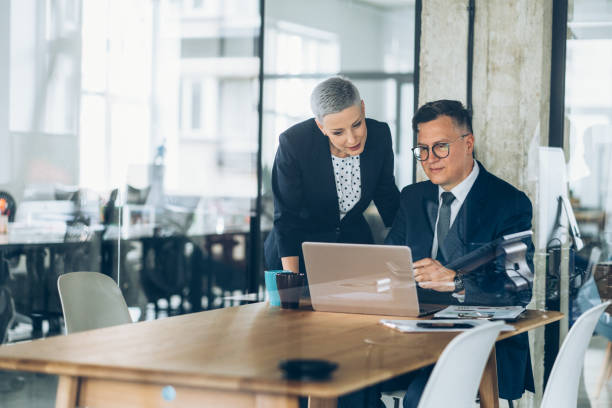 discuter du résultat commercial - reflection businessman business telephone photos et images de collection