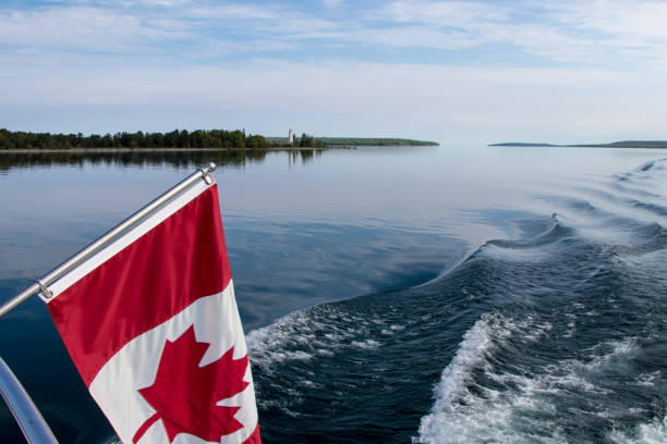 kanadyjska flaga i latarnia morska na chrześcijańskiej wyspie - canadian culture leaf symbol nature zdjęcia i obrazy z banku zdjęć