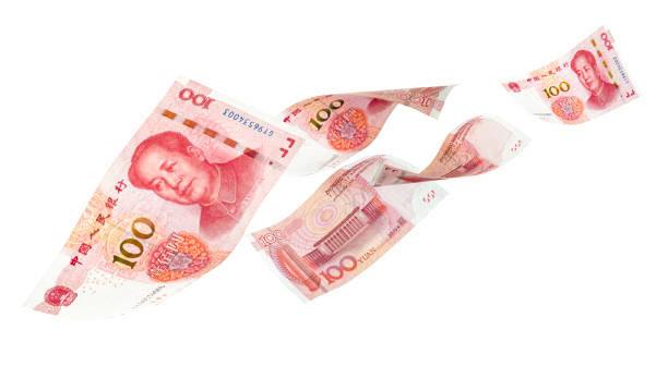 흰색 배경에 중국 위안 지폐의 비행. 위안 지폐는 세계에서 교환의 주요 인기있는 통화입니다. 투자 및 절약 개념. - currency symbol currency chinese yuan note taiwanese currency 뉴스 사진 이미지