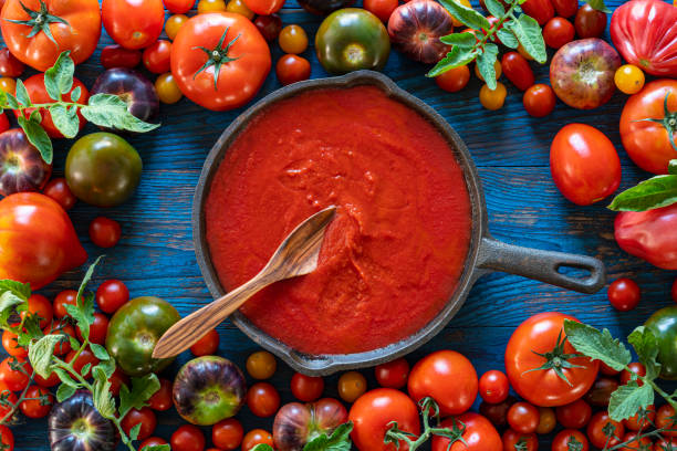 salsa de tomate frito con tomates sobre madera - salsas aderezo fotografías e imágenes de stock