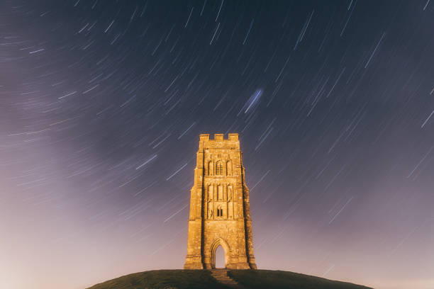 glatonbury tor star trails - glastonbury tor imagens e fotografias de stock