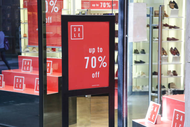 cartelli di vendita rossi alla vetrina del centro commerciale - shopping mall retail shopping sale foto e immagini stock