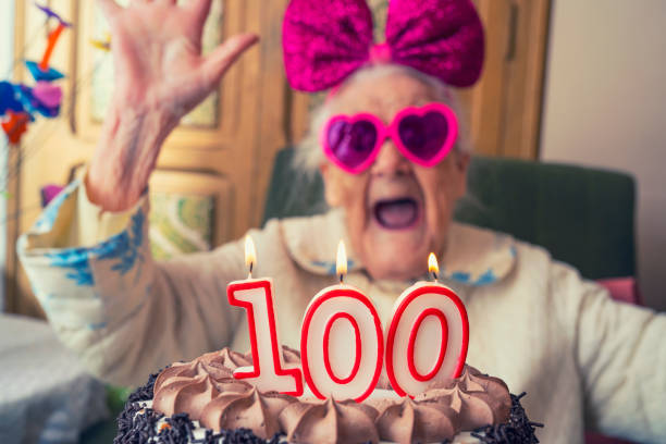 100 anos de bolo de aniversário velho à mulher adulta - number 110 - fotografias e filmes do acervo