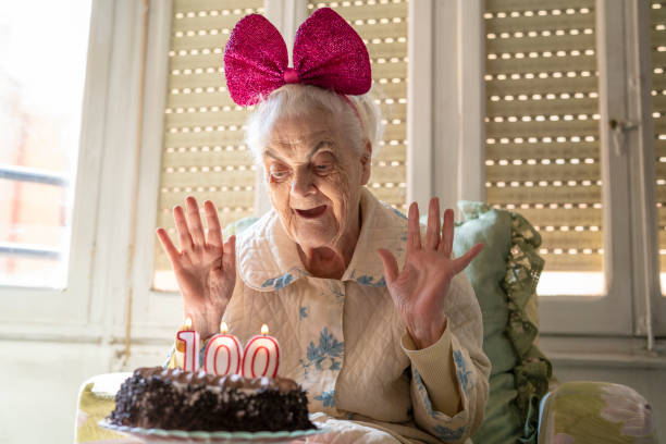 pastel de cumpleaños de 100 años de edad a la anciana de edad avanzada - cake old fashioned gift women fotografías e imágenes de stock