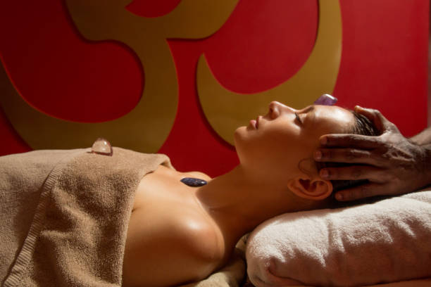 mujer en el spa con un masaje de cristal energizante - quartz caucasian one person energy fotografías e imágenes de stock