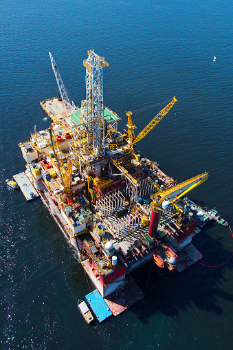 Oil platform in the middle of the ocean