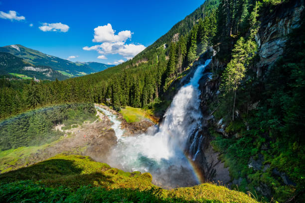 впечатляющий вид на водопады крыммль в австрии (водопады криммлера) - mountain rock sun european alps стоковые фото и изображения